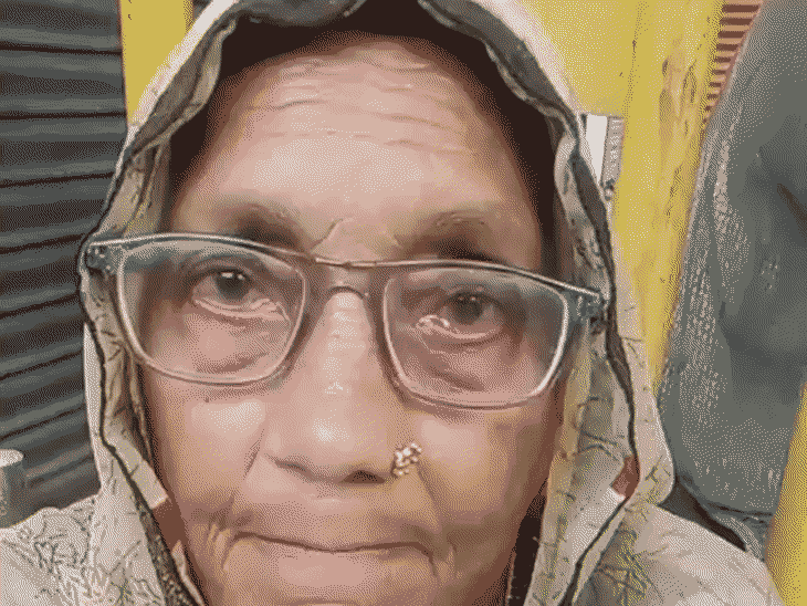 ये रिटायर्ड टीचर राजबहादुर की पत्नी कमला देवी हैं, जिनकी शिकायत पर इतना बड़ा घोटाला सामने आया।