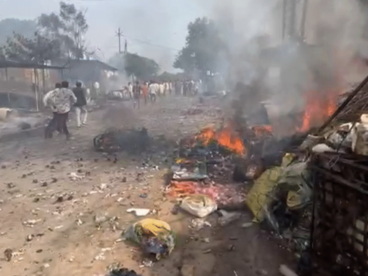 साप्ताहिक हाट बाजार में पटाखा दुकानों में आग तेजी से फैली। वहां भगदड़ मच गई।