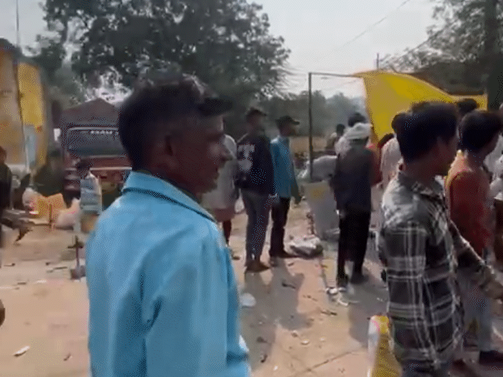 आग लगने के चलते वहां अफरा-तफरी का माहौल रहा।