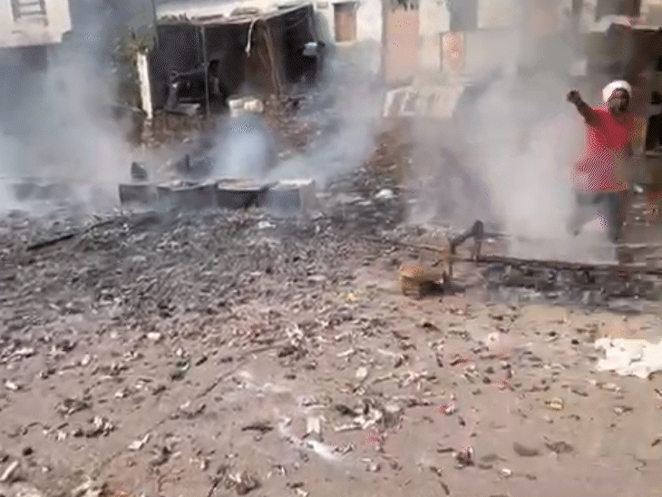 पटाखा दुकानों से शुरू हुई आग ने 20 से ज्यादा दुकानों को चपेट में ले लिया।