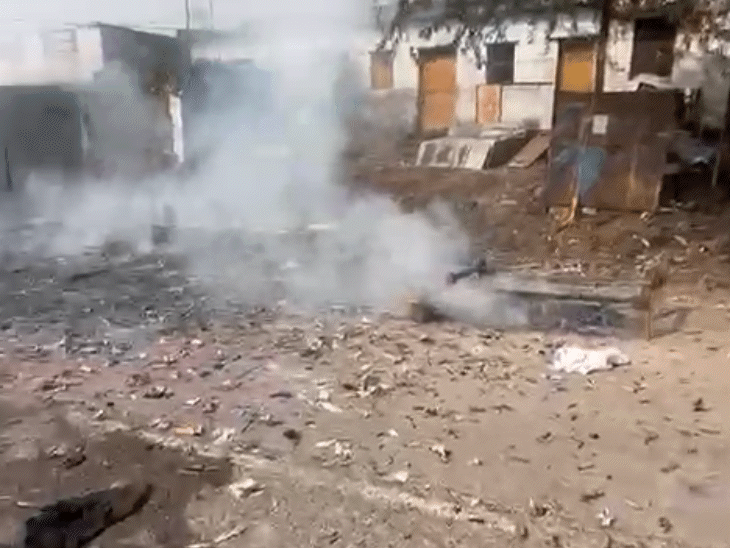 आग के चलते आसपास के 5 मकान भी जल गए। वहां काफी देर तक धुआं निकलता रहा।