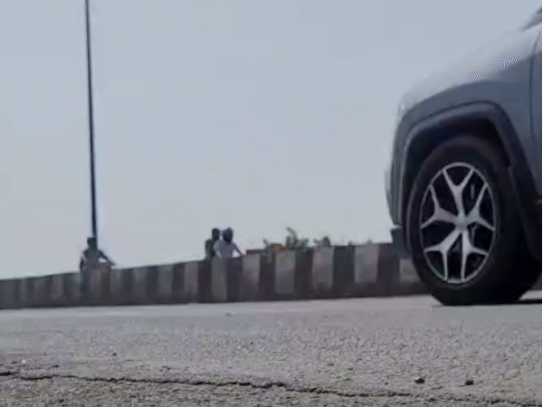 ब्रिज पर बिछाया गया डामर कई जगह से उखड़ गया है।