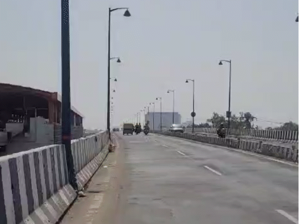 ब्रिज की सफाई को लेकर भी कई सवाल खड़े हो रहे हैं। कोने में मिट्‌टी और कचरा जमा है।