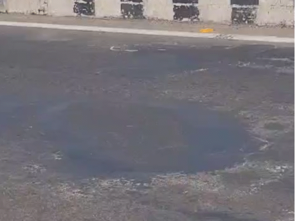 गड्‌ढों को छुपाने के लिए उस पर डामर बिछा दिया गया।