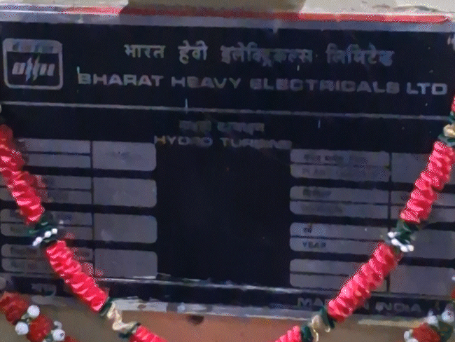 इंदिरा सागर परियोजना में कुल 8 टरबाइन से 1000 मेगावॉट बिजली बनाई जाती है।