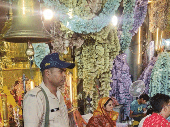 मंदिर में सुरक्षा के लिए बंदूकधारी गार्ड को भी तैनात किया गया है।