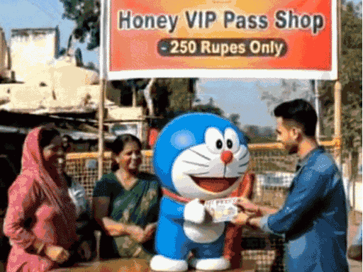 250 रुपए के पास बेचता डोरेमॉन को बेचता एक युवक भी दिखाई दे रहा है।