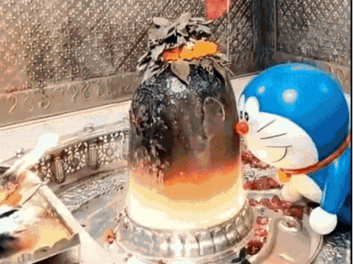 पास खरीदने के बाद डोरेमॉन को गर्भगृह में दर्शन करते हुए दिखाया गया है।