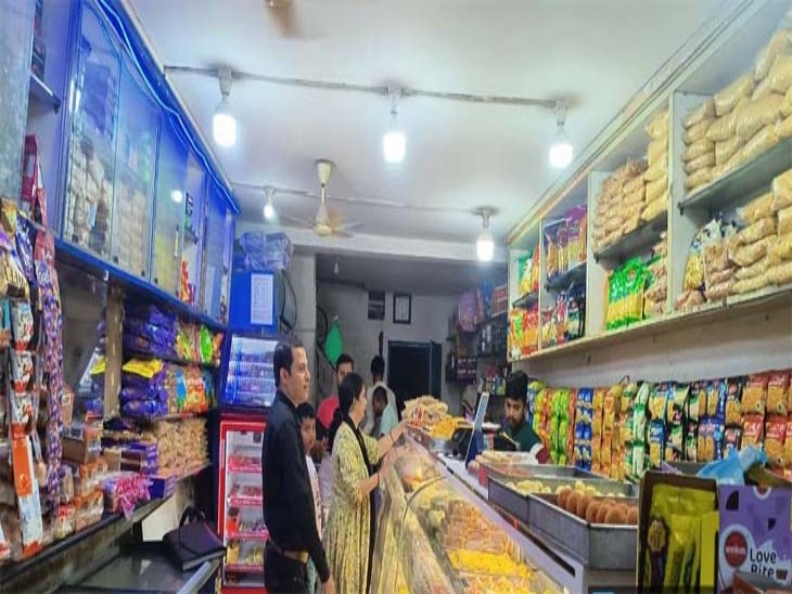 किरोड़ीमल नगर में खाद्य सुरक्षा विभाग की टीम होटलों में जांच करने के लिए पहुंची।
