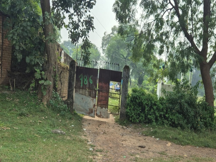 प्लाट की तरह दिख रहा है पटाखा फैक्ट्री, गेट में बोर्ड भी नहीं लगा है।