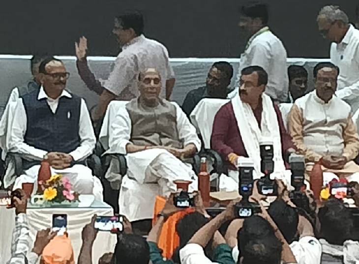 रक्षामंत्री राजनाथ सिंह और डिप्टी सीएम ब्रजेश पाठक ने व्यापारी मिलन कार्यक्रम में शामिल हुए।