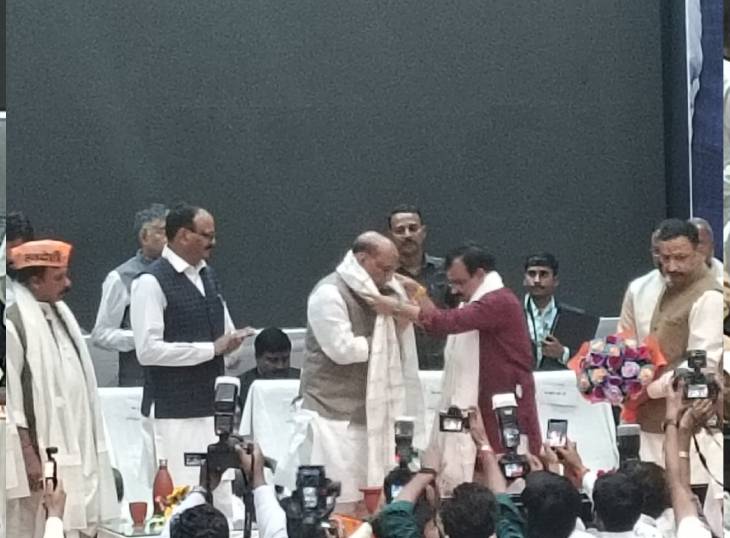 व्यापारी नेताओं ने रक्षा मंत्री राजनाथ सिंह और दूसरे अतिथियों का स्वागत किया।