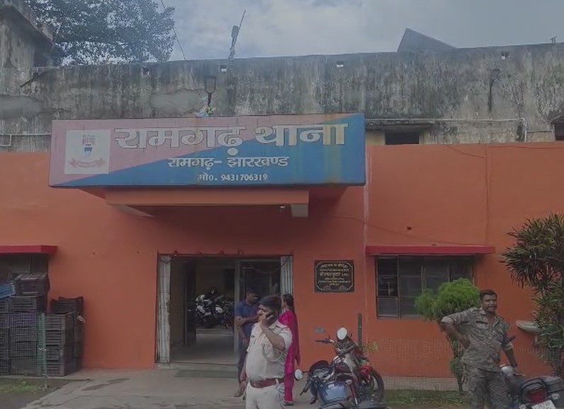 ​​​​​​​गार्ड ने सुपरवाइजर की कुल्हाड़ी से काटकर की हत्या:  ​​​​​​रामगढ़ थाना में जाकर आरोपी ने किया सरेंडर, कम सैलरी मिलने से था नाराज – Ramgarh (Jharkhand) News