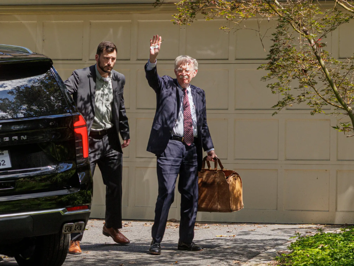 बोल्टन ने कहा कि उनके ईमेल हैक होने के बाद FBI को पूरी जानकारी थी, फिर भी पहले किसी प्रशासन ने आरोप नहीं लगाया।