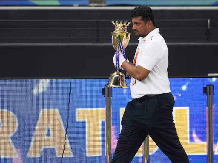 नकवी के कहने पर मैदान से एशिया कप ट्रॉफी बाहर ले जाता कर्मचारी।