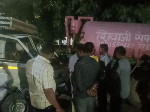 हादसे के बाद मौके पर जमा हुई भीड़।