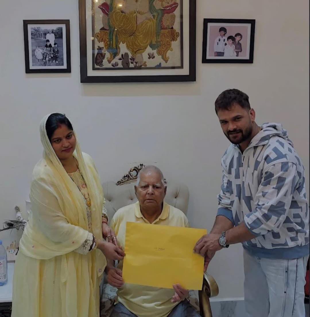 लालू यादव ने गुरुवार को खेसारी को सिंबल दिया। इस दौरान एक्टर की पत्नी भी उनके साथ थीं।