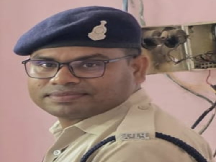 बिलासपुर में कॉन्स्टेबल रिश्वत लेते कैमरे में कैद: पीड़ित ने जमीन गिरवी रखकर दिए 1 लाख 5 हजार रुपए, क्या है पूरा मामला? बिलासपुर में कॉन्स्टेबल रिश्वत लेते कैमरे में कैद: पीड़ित ने जमीन गिरवी रखकर दिए 1 लाख 5 हजार रुपए, क्या है पूरा मामला?