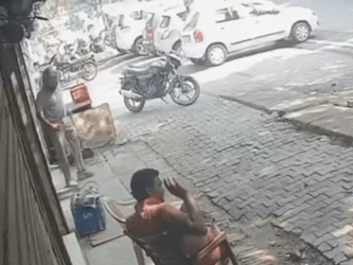 यमुनानगर में ग्रीस के बहाने चुराया सोने का कड़ा, CCTV:  शातिर बोला: कड़ा ड़ले हाथ से नहीं लेगा सामान, उतरवाकर गल्ले में रखवाया – Yamunanagar News