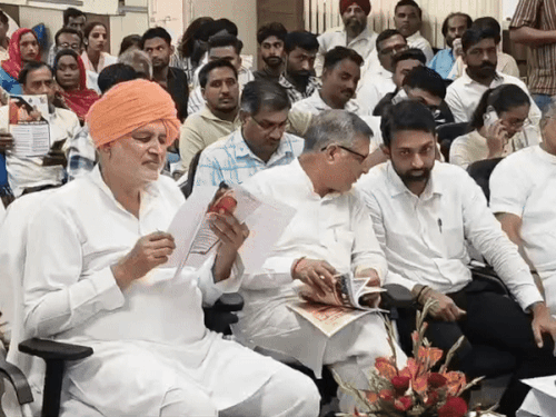 लघु सचिवालय के सभागार में आयोजित कार्यक्रम में शिरकत करते हुए कृषि मंत्री श्याम सिंह राणा व अन्य।