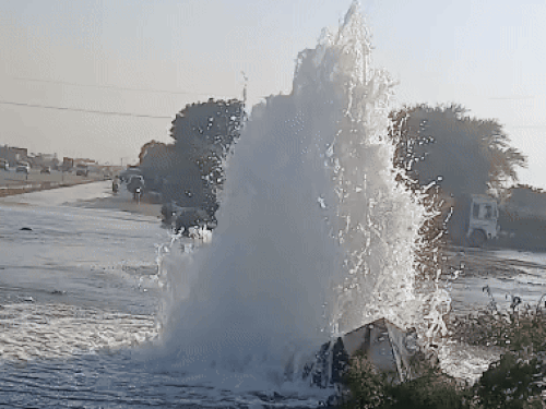 पाइप लाइन से फूटा फव्वारा।