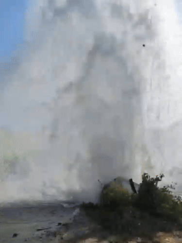 नसीराबाद के पास देराठू में फूटी पाइप लाइन।