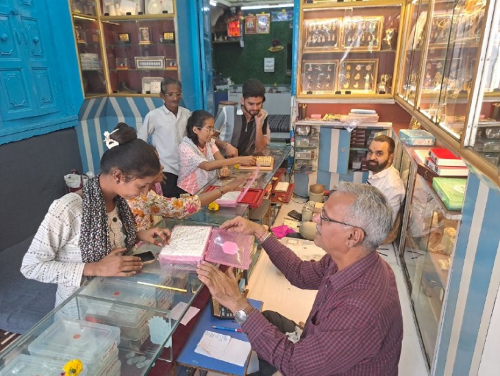 पाली शहर के एक ज्वेलरी शॉप में खरीददारी करते हुए शहरवासी।