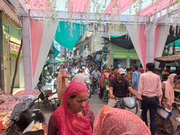 धनतेरस को लेकर पाली शहर के बाजार को आकर्षक रूप से सजाया गया।