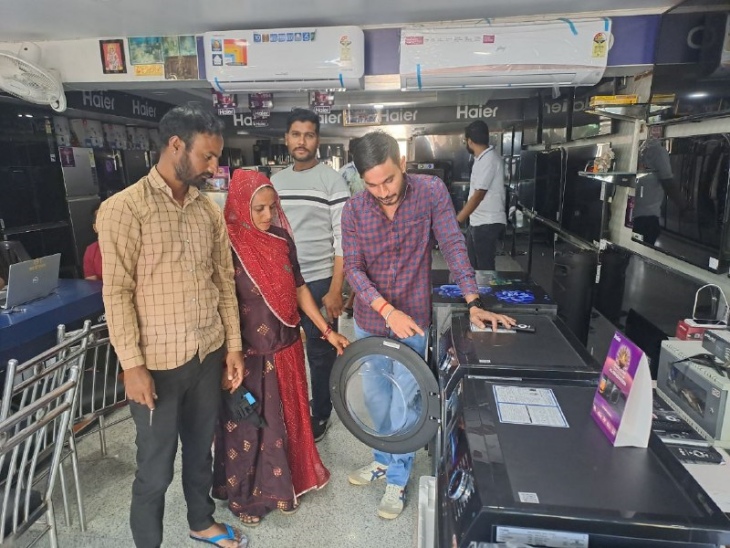 पाली के एक इलेक्ट्रॉनिक शॉप में खरीददारी करते हुए लोग।