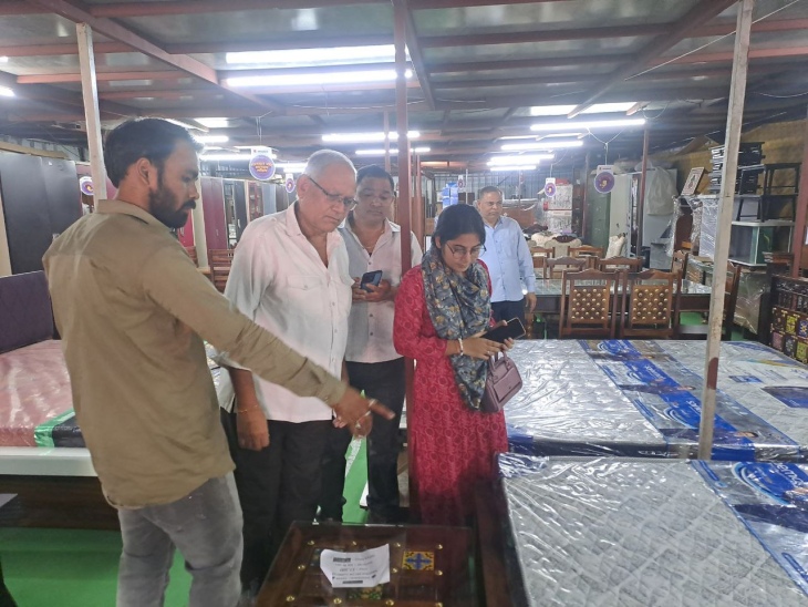 पाली में धनतेरस पर ऑफर मिलने पर पलंग खरीदते हुए एक परिवार।