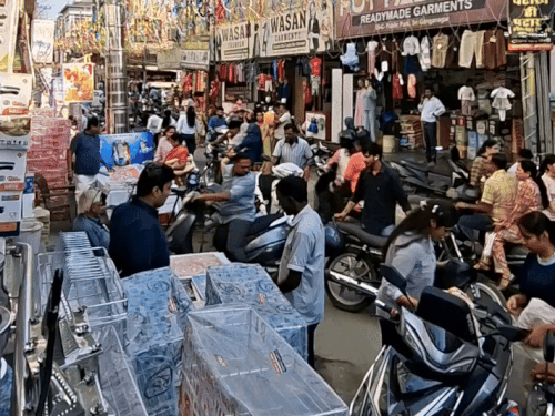 बाजार में खरीदारी के लिए लोगों की भीड़ उमड़ी हुई है।