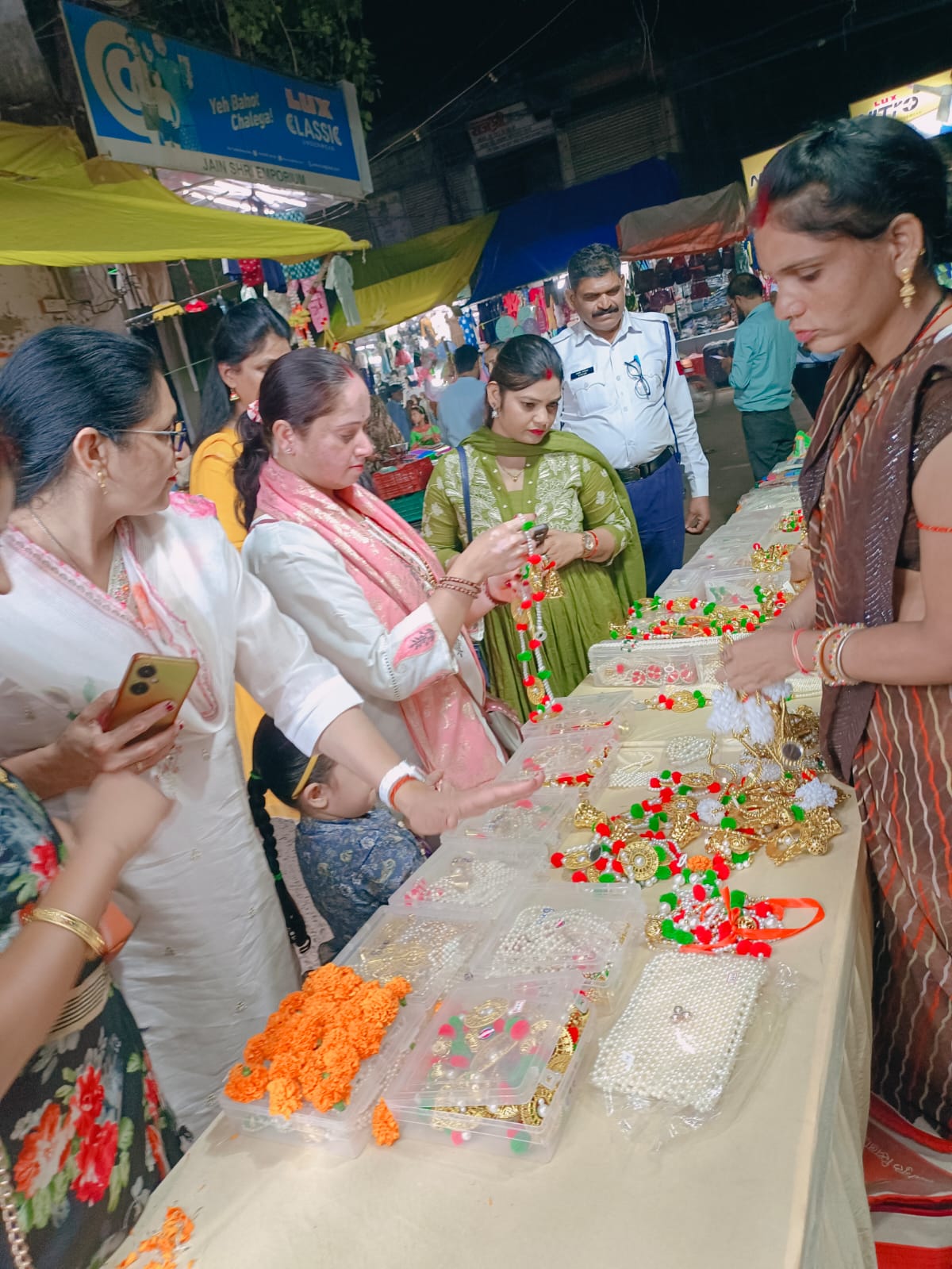 मेले में सामान खरीदती क्लब की सदस्य।