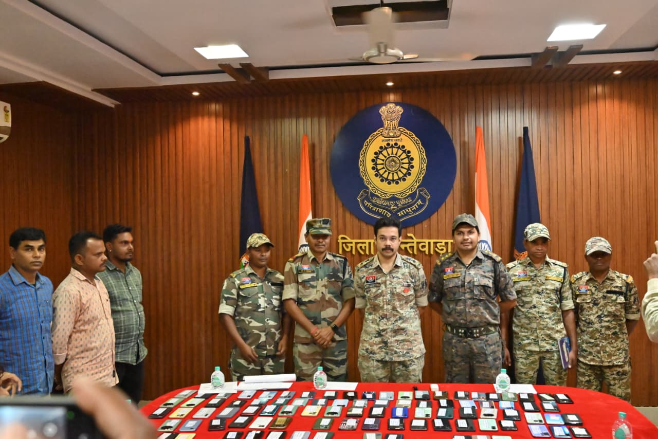 पुलिस ने ढूंढ निकाले गुम हुए 107 मोबाइल:  धनतेरस के दिन मालिकों को लौटाए गए 22 लाख रुपए के फोन, साइबर पुलिस की बड़ी कार्रवाई – Jagdalpur News