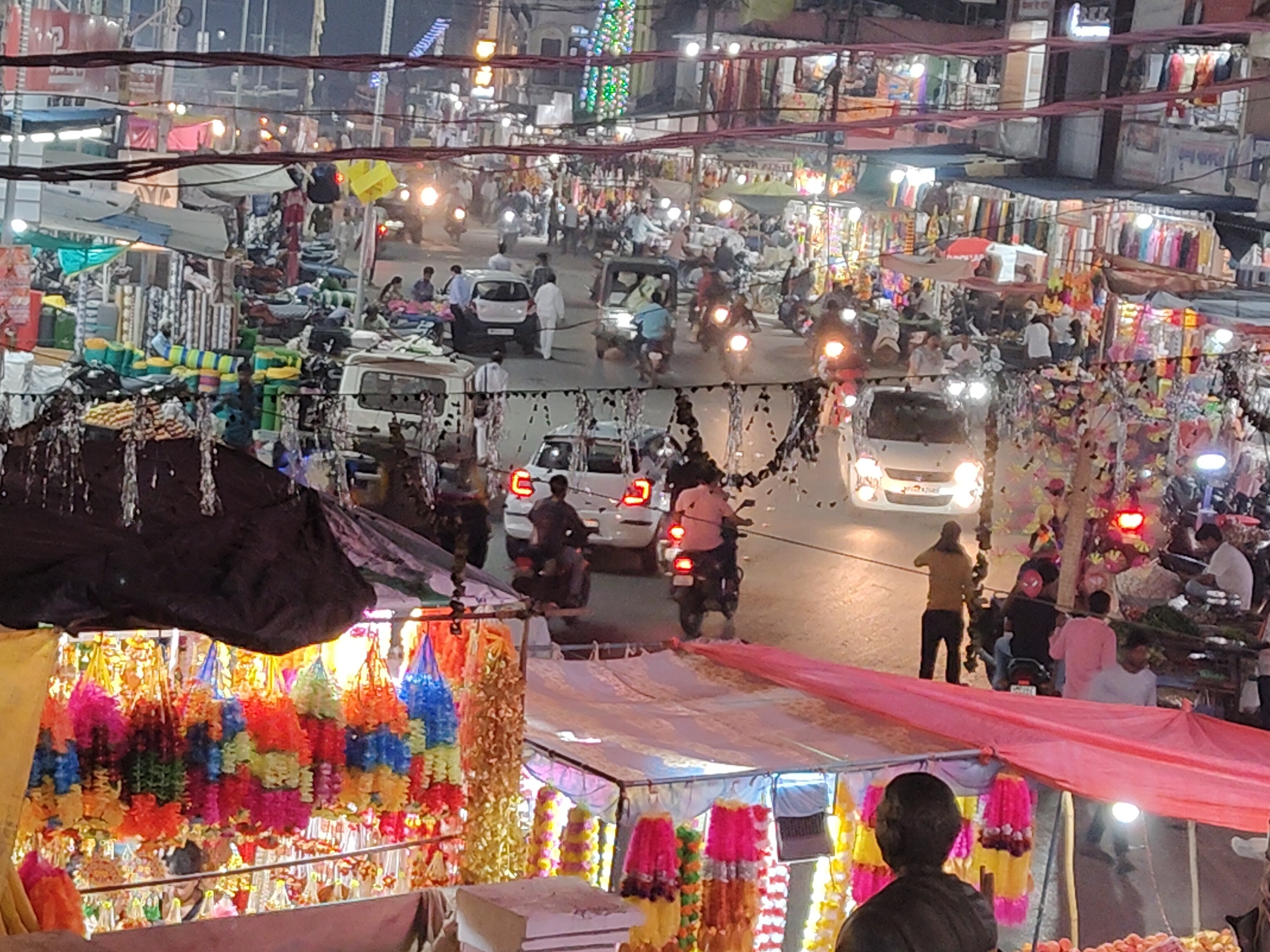 Business worth more than Rs 10 crore on Dhanteras | धनतेरस पर 10 करोड़ से  ज्यारा का कारोबार: रायसेन में सोना-चांदी, बर्तन और इलेक्ट्रिकल सामानों की  खरीदारी; चांदी ...