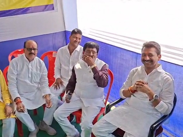 Minister Sumit Kumar Singh filed his nomination from Chakai. | चकाई से ...