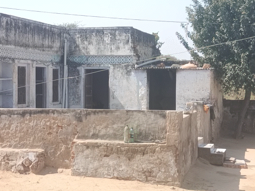 तस्वीर, कुलोद कलां में स्थित सुशीला और रोहिताश के घर की है। दंपती बताते हैं- उनका घर जर्जर होने की कगार पर है। उनका राशन बंद हो गया तो उनके खाने के भी लाले पड़ जाएंगे। उनके 4 बच्चे हैं, जिन्हें विभाग ने गलती से 100 साल ऊपर का बता दिया है।