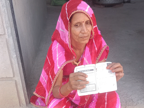 तस्वीर, सुशीला की है। इनके पूरे परिवार की उम्र ही बदल दी गई है। सुशीला को खुद 90 साल का बताया है। जबकि बच्चों की उम्र 100 साल से ज्यादा बता दी गई।