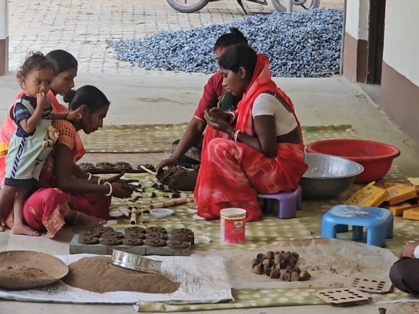 गुजरात के भुज से प्रशिक्षण प्राप्त कर ये महिलाएं प्रोडक्ट बना रही हैं।