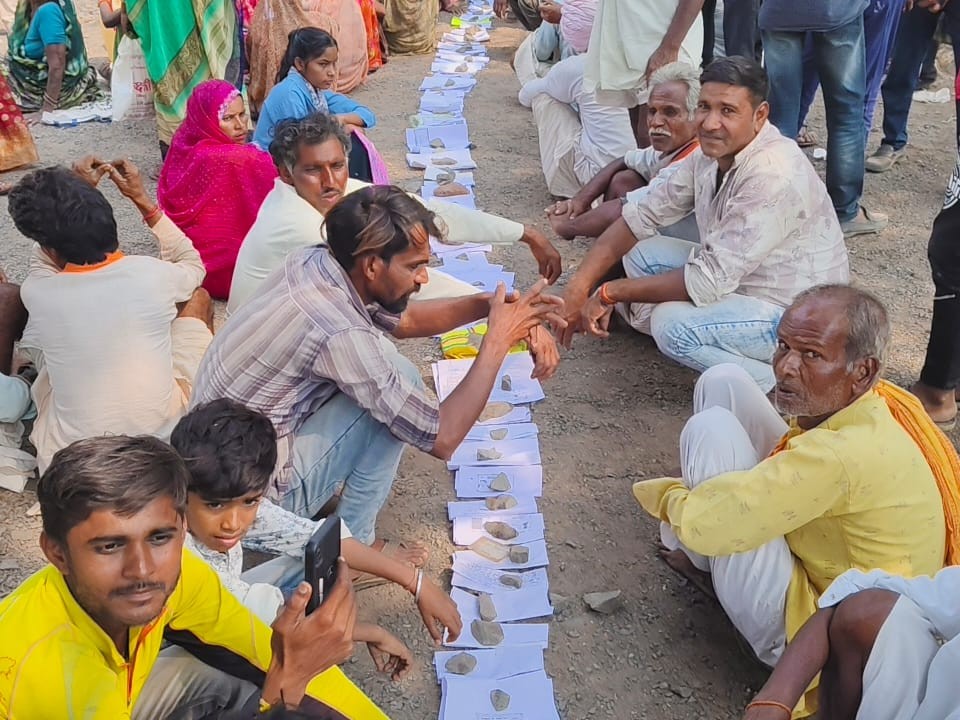इस तरह लाइन में लगकर अपनी बारी का इंतजार करते किसान।