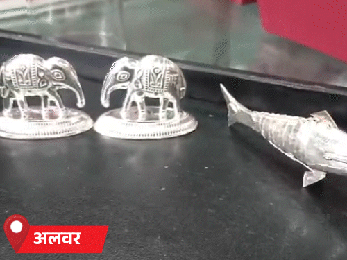 अलवर में चांदी के मछली-हाथी की भी बिक्री खूब हो रही है।