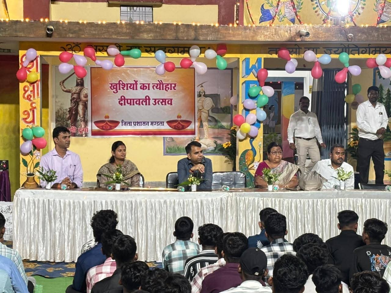 कलेक्टर ने विद्यार्थियों से पर्वों के महत्व पर बातचीत की।