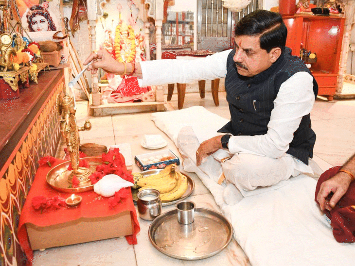 सीएम डॉ. मोहन यादव ने भोपाल में अपने निवास पर धनवंतरि का पूजन किया।