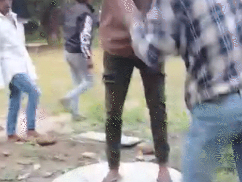 बदमाश ने युवक से अपना पैर भी चुमवाया।