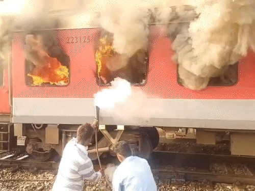 ट्रेन से अलग की गई बोगी में आग बुझाने रेलवे कर्मी पहुंचे। करीब 1 घंटे की मशक्कत के बाद आग पर काबू पाया गया।