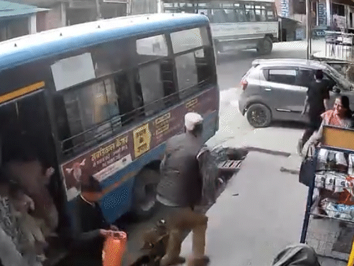 तकलेच बाजार में सरकारी बस के इंजन में आग लगने के बाद बाहर भागते हुए यात्री।