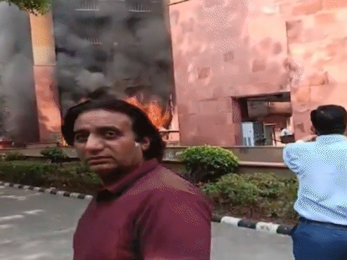 आग लगने के बाद मौके पर मची भगदड़। पुलिस ने लोगों को बाहर निकाला।