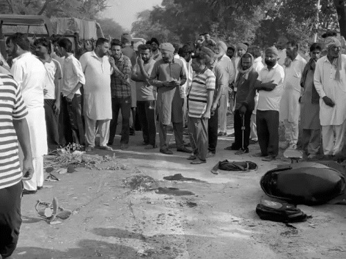 बस के नीचे आने से स्कूटी भी टूट गई। बच्चों के बैग पर सड़क पर पड़े रहे।