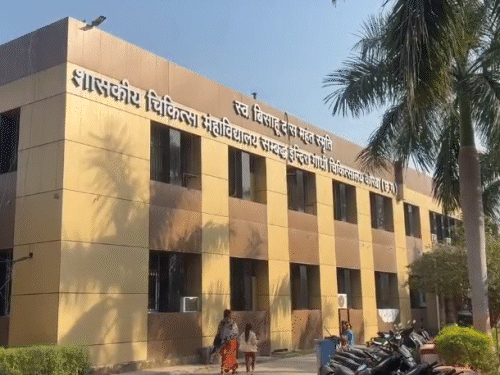 कोरबा मेडिकल कॉलेज में ट्रेनी डॉक्टर से छेड़छाड़। सीनियर डॉक्टर के खिलाफ FIR दर्ज की गई है।