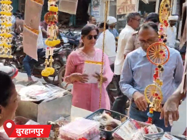 बुरहानपुर एसपी देवेंद्र कुमार पाटीदार ने फुटपाथ पर बैठे दुकानदारों से खरीदारी की।