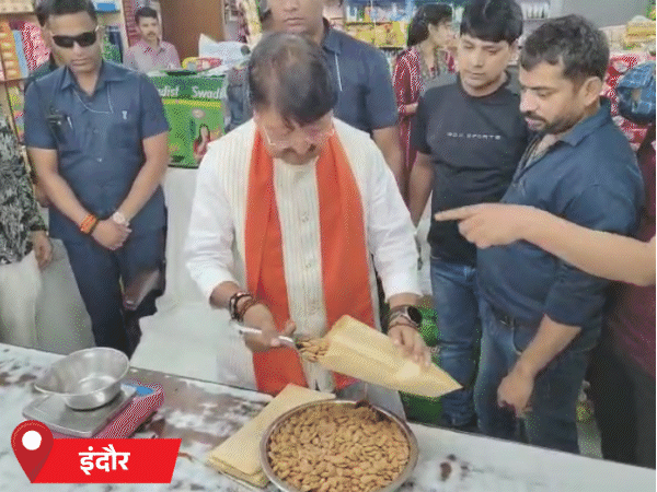 इंदौर में मंत्री कैलाश विजयवर्गीय धनतेरस पर अपनी पुश्तैनी दुकान पर बैठे।